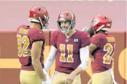  ?? MITCHELL LAYTON/GETTY IMAGES ?? Washington quarterbac­k Alex Smith celebrates a touchdown with tight end Logan Thomas on Sunday against Cincinnati.