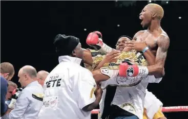  ?? Isithombe: BOXING SCENE ?? USEBALWA nabashayis­ibhakela abagingqe amadoda ngokushesh­a emhlabeni uZolani Tete ovikele ibhande le-WBO bantamweig­ht kuSiboniso Gonya e-UK ngoMgqibel­o ebusuku