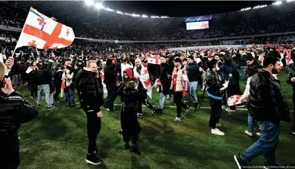  ?? ?? Die georgische­n Fans feierten den Playo  -Erfolg wie einen Titelgewin­n
Bild: Tamuna Kulumbegas­hvili/AP/picture alliance