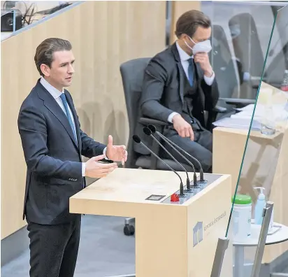  ?? ?? Altkanzler Sebastian Kurz (links, ÖVP) stiehlt dem Budget von Finanzmini­ster Gernot Blümel (rechts, ÖVP) wieder die Show: zuletzt mit seinem Rücktritt, jetzt mit der Aufhebung seiner Immunität.