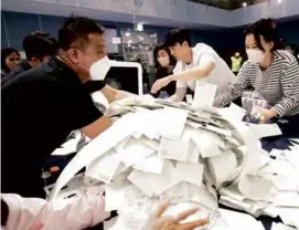  ?? CHUNG SUNG-JUN/GETTY IMAGES ?? Officials and election observers counted votes on Wednesday in Seoul. Official results were expected Thursday morning.