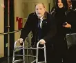  ?? Foto: ČTK ?? U soudu Harvey Weinstein přichází k soudu s chodítkem.