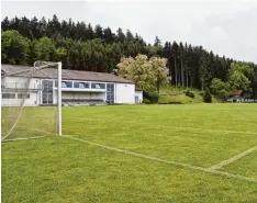  ?? Foto: Brigitte Bunk ?? Ohne Platzwart ist es schwierig für einen Verein, den Sportplatz so oft zu mähen wie nötig. Deshalb will der TSV Binswangen nun einen Mähroboter anschaffen, wie er in Kicklingen und Aislingen schon im Einsatz ist.