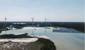  ??  ?? Het grootste drijvende zonnepanel­enpark van België valt van kilometers hoogte op.