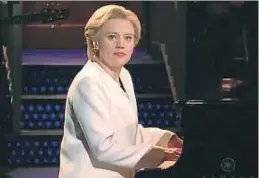  ??  ?? Kate McKinnon, al piano, en el late show de la NBC