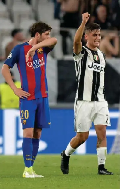  ?? PHOTO NEWS
FOTO ?? Dybala juicht, Sergi Roberto voelt de bui hangen.