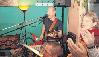  ?? ARCHIV-FOTO: KHB ?? „Kuba“-Wirt Manfred Mayser war nicht nur hinter dem Tresen geschäftig. Oft brachte er mit seinen Bands gute Stimmung in den Laden. Nach 15 Jahren ist mit der Kultkneipe in der Kornhausga­sse nun Schluss.