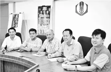  ??  ?? Hii (centre) and his organising committee members during the press conference.