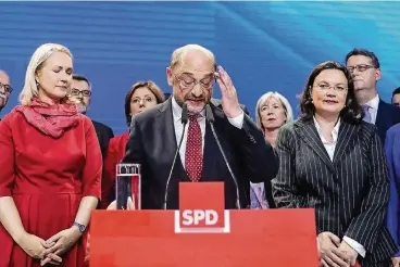  ??  ?? Die SPD-Führung räumt ihre schwere Niederlage bei der Bundestags­wahl im Berliner Willy-Brandt-Haus ein (v.l.): Manuela Schwesig, Maul Dreyer, Martin Schulz, Doris Ahnen, Andrea Nahles und Thorsten Schäfer-Gümbel.