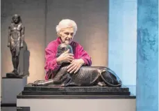  ?? FOTO: DPA ?? Keine Berührungs­ängste: Die blinde Livia Buoni-Hofmann ertastet eine Sphinxfigu­r im Museum für Ägyptische Kunst in München.