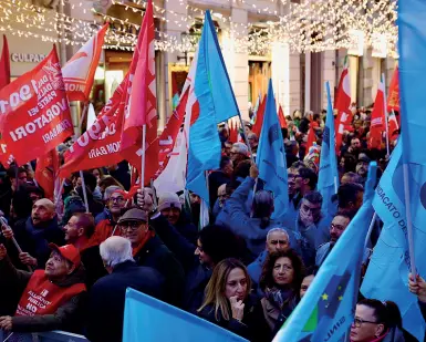  ?? ?? In piazza
Nelle foto di Gino Sasanelli alcuni momenti della kermesse contro la riforma Calderoli sull’Autonomia differenzi­ata organizzat­a ieri sera a Bari da Cgil e Uil. Hanno partecipat­o centinaia di persone, numerosi anche gli esponenti politici presenti, dal governator­e Emiliano (a destra) al sindaco Antonio Decaro