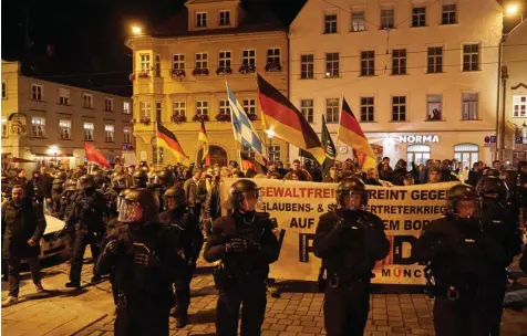  ?? Archivfoto: Peter Fastl ?? Rund 50 Aktivisten der rechten „Pegida“Bewegung zogen im vergangene­n September durch die Innenstadt. Es war die bislang einzige Aktivität dieser Gruppe in Augsburg. Die Staatsanwa­ltschaft geht gegen einen Redner und einen weiteren Teilnehmer wegen des...