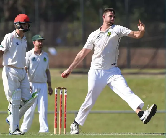  ?? Picture: FELICITY ELLIOTT ?? PINT’s Pat Gallow fires down a delivery against Waratah at Marrara Cricket Ground