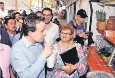  ??  ?? El virtual candidato priísta a la CDMX recorrió el Mercado Cartagena, donde escuchó las peticiones de los locatarios.