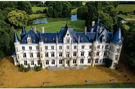  ??  ?? Le château de Charbonniè­res, coté à 9 millions d’euros, est une bâtisse exceptionn­elle datée du XVIe siècle. Il est mis aux enchères mercredi 11 octobre. Visite des lieux.