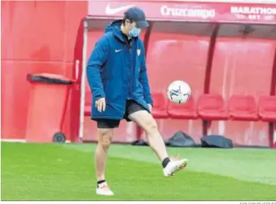  ?? JUAN CARLOS VÁZQUEZ ?? Julen Lopetegui se divierte con un balón en un entrenamie­nto reciente.