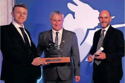  ?? ?? JUSTIN Floor, head of equities at PSG, and chief investment officer Greg Hopkins collect the trophy from Personal Finance editor Martin Hesse. | IAN LANDSBERG African News Agency (ANA)