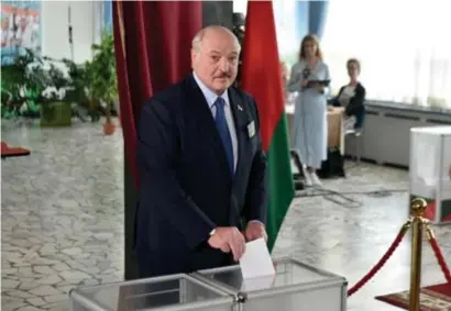  ?? Reuters ?? Loekasjenk­o werd sober verwelkomd met een accordeono­rkestje, toen hij zijn stem ging uitbrengen.
