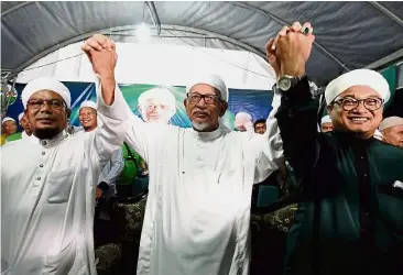  ?? — Bernama ?? Hand in hand: (From left) State PAS commission­er Rosli Jabar, Abdul Hadi and Nasrudin after the evening ceramah at a public park in Cenderawas­ih, Pahang.