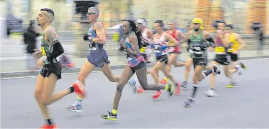  ?? ALBERT BERTRAN ?? Corredores en una media maratón, una de las pruebas reinas de la práctica del atletismo. ▶▶