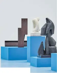  ?? FOTOS: VG BILD-KUNST, BONN 2024 ?? Zwei Beispiele mit Arbeiten von Florian Slotawa im Kunstgebäu­de Stuttgart, die mit Skulpturen der Staatsgale­rie kombiniert wurden.