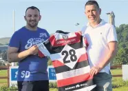  ??  ?? Backing Stirling County skipper Jonny Hope with Stirling Gin co-owner Cameron McCann