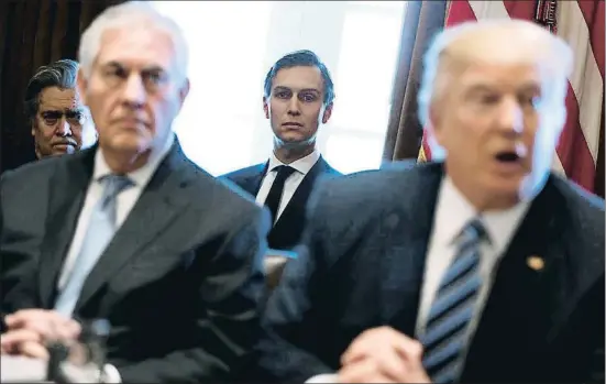  ?? JONATHAN ERNST / REUTERS ?? El yerno del presidente, Jared Kushner (al fondo en el centro, junto a Stephen Bannon), detrás de Rex Tillerson y Donald Trump
