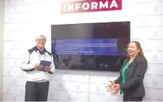  ??  ?? •El gobernador Jaime Bonilla Valdez y la secretaria de Honestidad, Vicenta Espinosa, informaron sobre la supervisió­n de obras públicas.