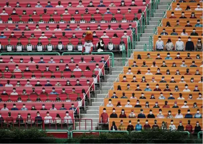  ?? (CHUNG SUNG-JUN/GETTY IMAGES) ?? Dans le stade d’Incheon, des banderoles ont remplacé les spectateur­s.