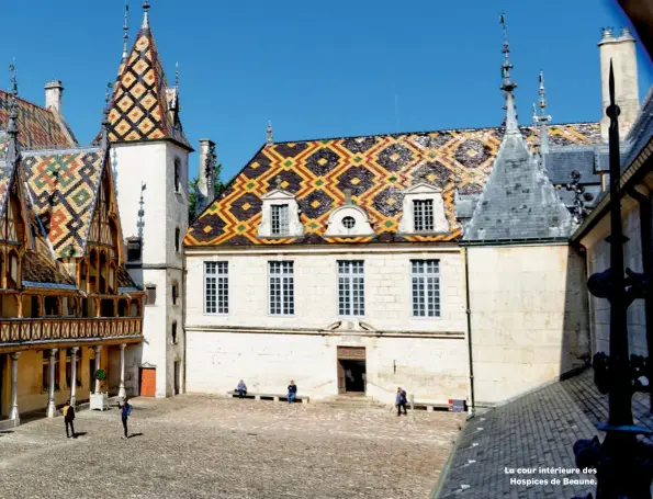  ??  ?? La cour intérieure des Hospices de Beaune.