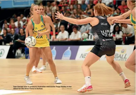  ?? GALLO IMAGES ?? Sam Sinclair tries to pressure Australian midcourter Paige Hadley in her debut for the Silver Ferns in Durban.