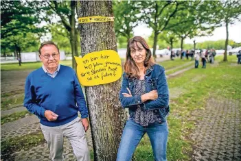  ?? FOTO: ANNE ORTHEN ?? Die Hauptkriti­ker Siegfried Küsel und Andrea Vogelgesan­g an einem Baum mit Plakat.
