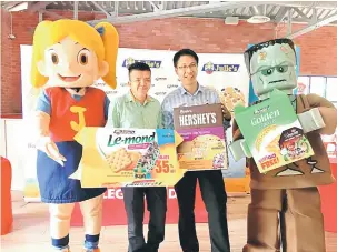  ??  ?? PROMOSI: Benny (dua kiri) dan Eric (dua kanan) bersama maskot Julie’s dan Legoland semasa pelancaran rasmi kempen promosi ‘Jom Bersama Kami Gegarkan Dunia LEGO!’.