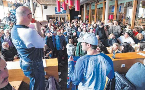  ?? FOTO: FELIX KÄSTLE ?? Rund 300 Fans kamen am Sonntag zum Saisonabsc­hlussfest der Towerstars in die Ravensburg­er Eissportha­lle.