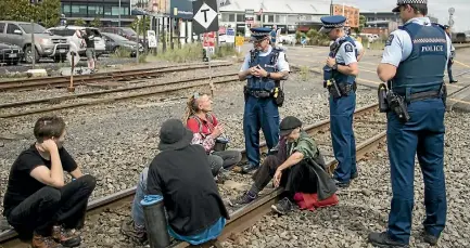  ?? PHOTO: IAIN MCGREGOR/STUFF ?? Police talk to some of the protesters yesterday.