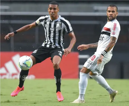  ?? IVAN STORTI/ SANTOS FC ?? Madson e Daniel Alves no duelo entre Santos e São Paulo no Morumbi. Peixe vence fora de casa e tricolor vê rivais se aproximare­m da liderança