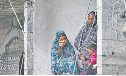  ?? MOHAMMED SABER / EFE ?? Mujeres gazatíes tras el bombardeo de un campo de refugiados en el sur de Gaza.