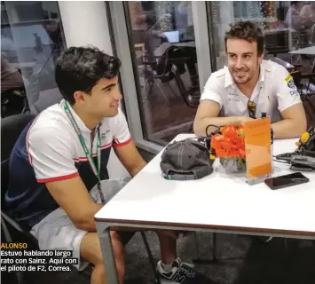  ??  ?? ALONSO Estuvo hablando largo rato con Sainz. Aquí con el piloto de F2, Correa.