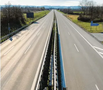  ?? Foto: Stoll ?? So leer wie hier an der Anschlusss­telle Türkheim war die Autobahn 96 während des ersten Lockdowns im Frühjahr. Jetzt im Herbst sind die Unterallgä­uer deutlich mehr unterwegs als damals.