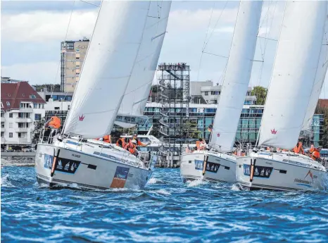  ?? FOTO: FELIX KÄSTLE ?? Nichts für Menschen, die seekrank werden: Beim Medien-Cup auf dem Bodensee geraten die Segelboote ein wenig ins Schwanken.