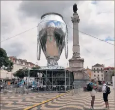  ??  ?? Un trofeo gigante de la Champions se pudo ver en la Plaza Rossio.