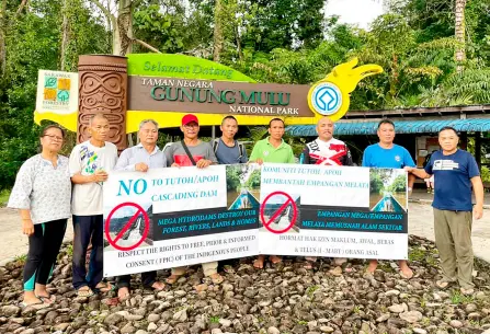  ?? ?? Mulu communitie­s express their resistance to the proposed Tutoh/Apoh cascading dam, citing lack of full community consultati­on and project disclosure.