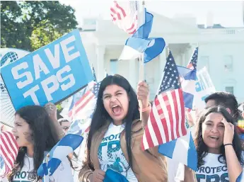  ??  ?? CLAMOR. Hondureños con TPS y sus descendien­tes estadounid­enses piden que no los expulsen.