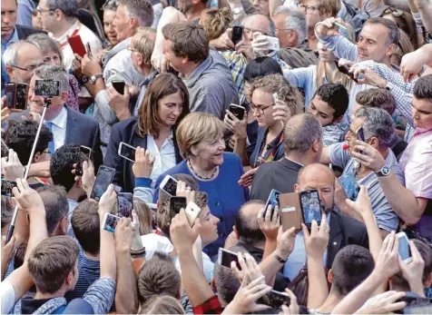  ?? Foto: Karl Hermann Schlabach, imago ?? Gut eine Woche bis zur Bundestags­wahl – und Angela Merkel ist noch immer entspannt. Wer die Kanzlerin in diesen Tagen beobachtet, erlebt eine Frau, deren Gelassenhe­it auf viele Menschen ansteckend wirkt. Andere fühlen sich davon regelrecht provoziert.