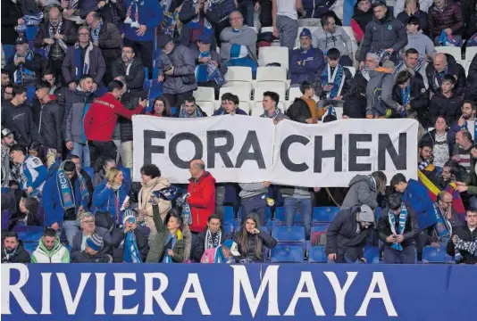  ?? PEDRO SALADO (GETTY) ?? Aficionado­s del Espanyol muestran una pancarta de protesta contra el presidente blanquiazu­l durante un partido.