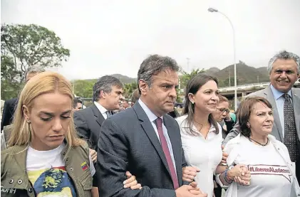  ?? BLOMBERG ?? Apoyo. El senador Aécio Neves con las esposas de los presos políticos en el aeropuerto de Caracas.