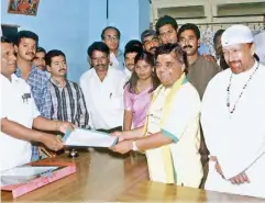  ?? ?? Dwarakish, accompanie­d by actor Vishnuvard­han, filing his nomination papers to contest elections from Hunsur Assembly segment.