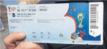  ?? FOTO: DPA ?? Ein Mann hält seine Eintrittsk­arte für das Spiel um den dritten Platz bei der Fußballwel­tmeistersc­haft in Russland in der Hand. Ob Gewinne aus dem Weiterverk­auf hochpreisi­ger Eintrittka­rten steuerpfli­chtig sind, hat ein Gericht geklärt.