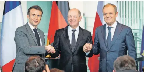 ?? FOTO: IMAGO ?? Vor allem Einigkeit sollte demonstrie­rt werden: Emmanuel Macron, Olaf Scholz und Donald Tusk beim Weimarer Dreieck.