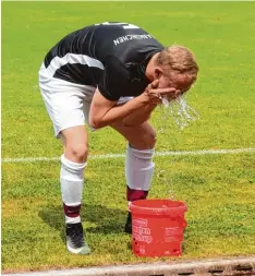  ?? Foto: Oliver Reiser ?? Erfrischen­des Wasser sollte am Spielfeldr­and bereitsteh­en – das empfiehlt der Baye rische Fußball Verband seinen Kickern bei der anhaltende­n Hitze.